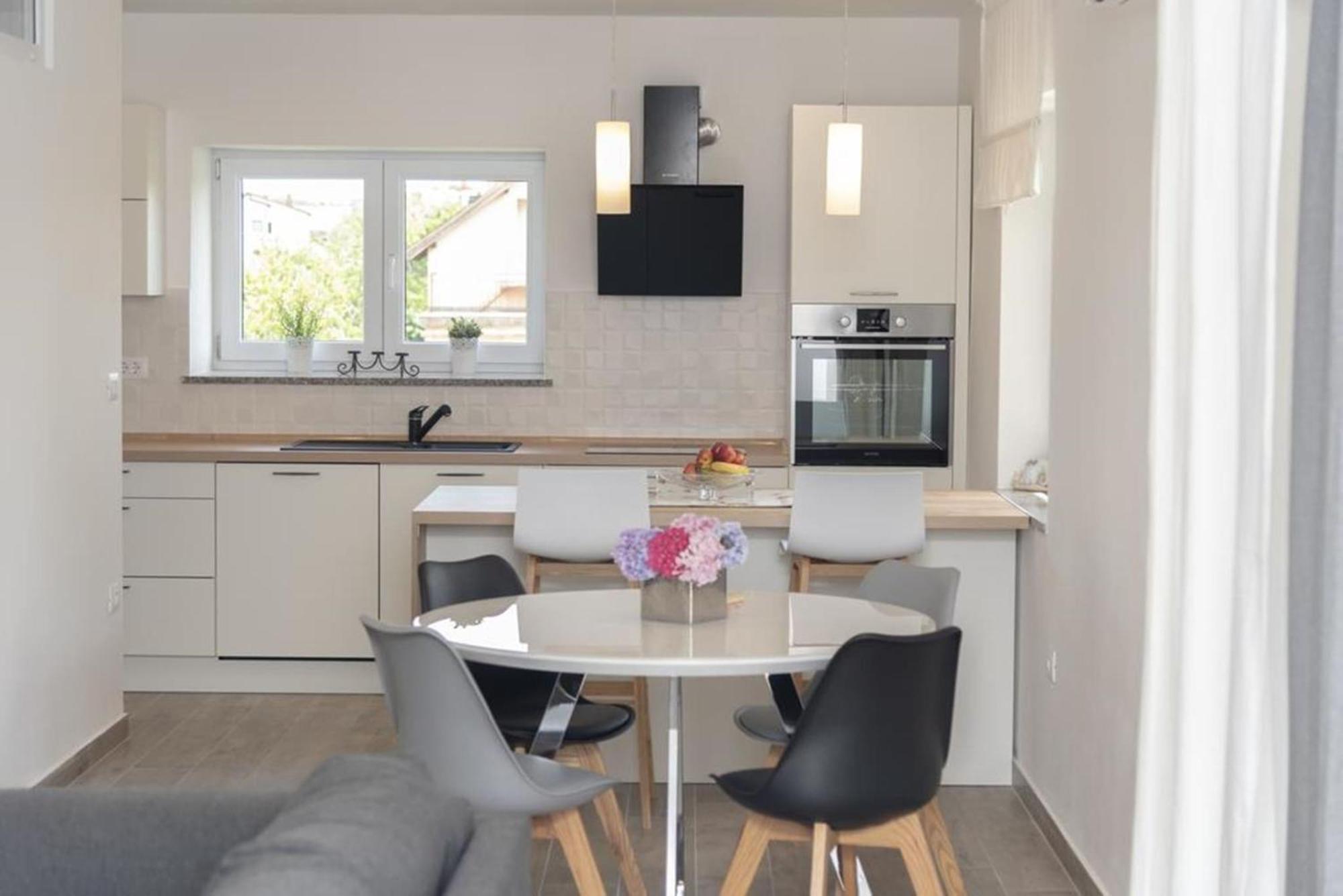 Flower Garden Rhapsody - Modern Family Apartments Near Fažana エクステリア 写真