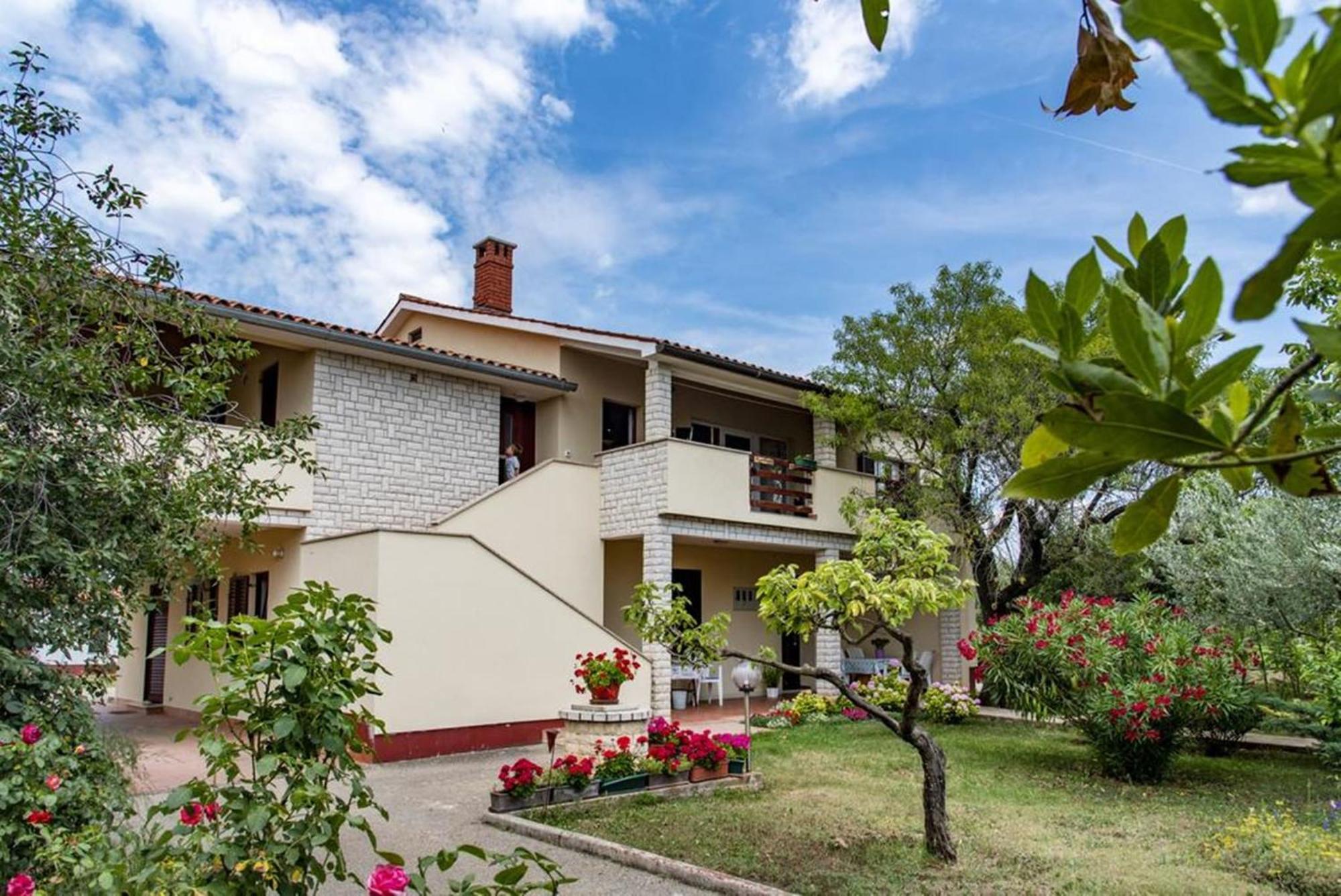 Flower Garden Rhapsody - Modern Family Apartments Near Fažana エクステリア 写真